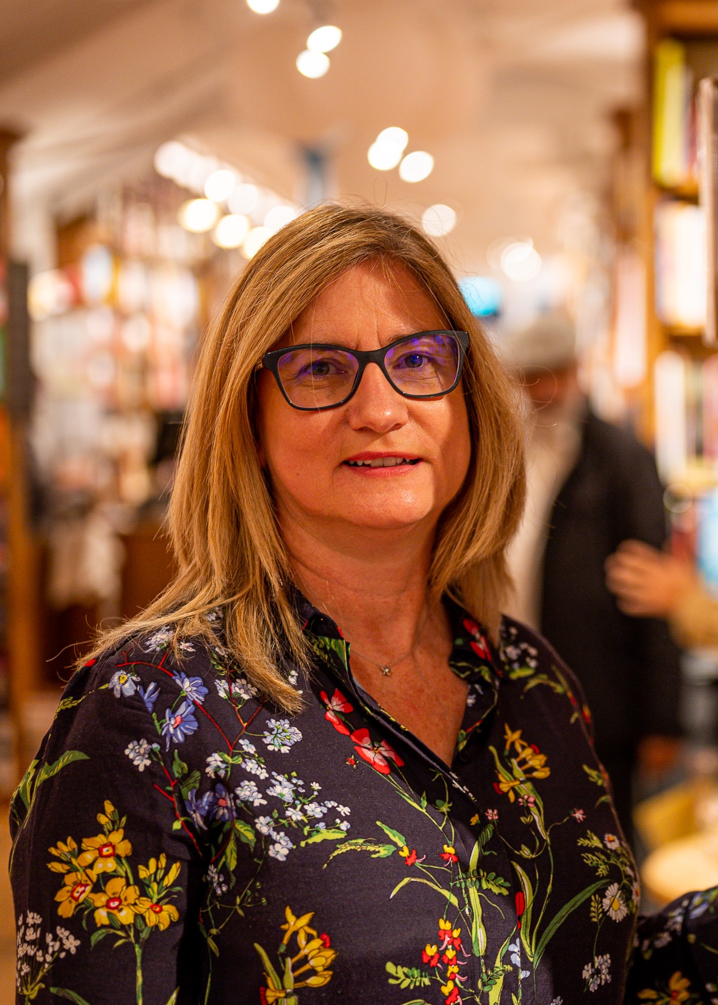 Headshot Tracy Darnton author pic